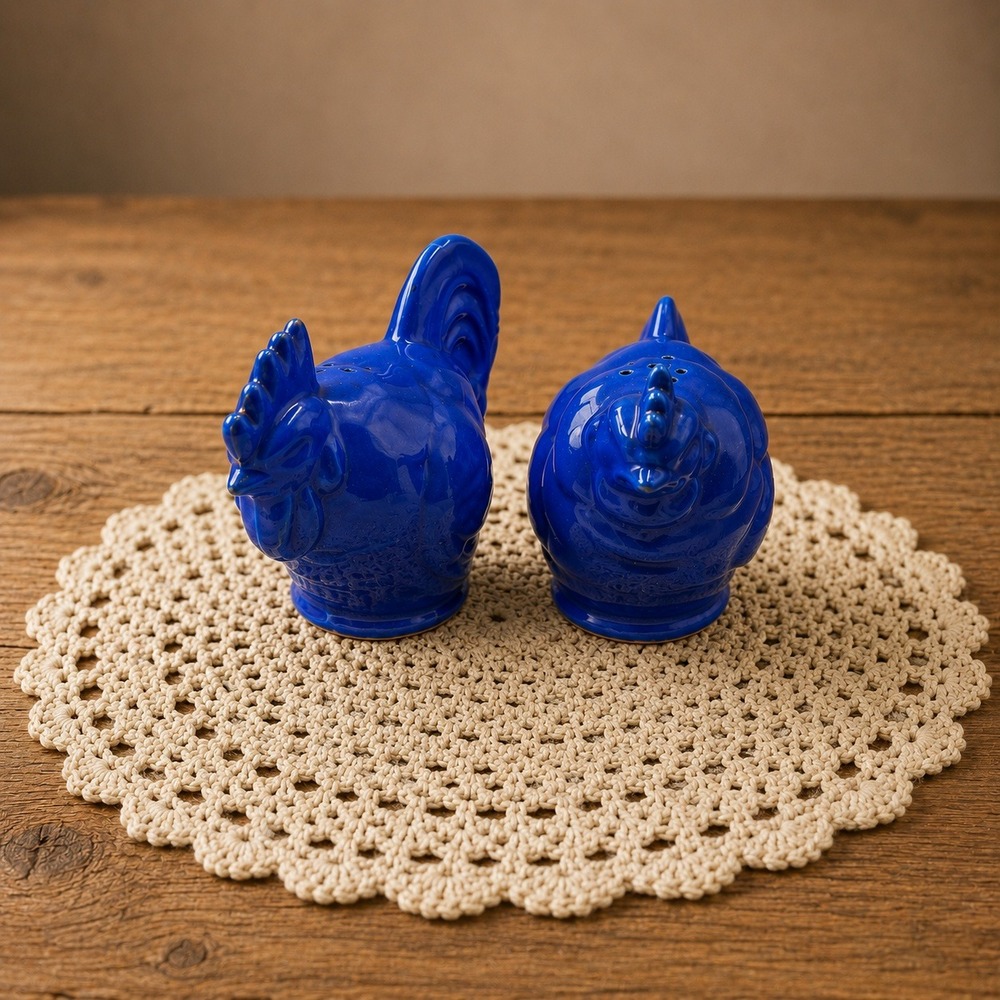 Vintage‎ Cobalt Blue Ceramic Rooster and Hen Salt and Pepper Shakers Japan Set